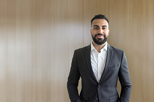 Portraitfoto Simon Mirschahreza