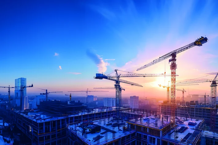 Großbaustelle mit Baukränen