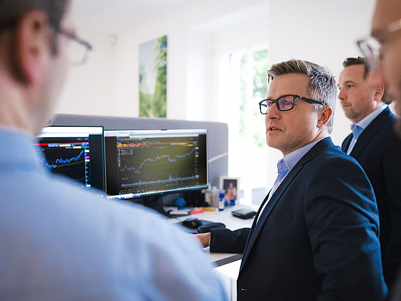 Research Team vor Bildschirm